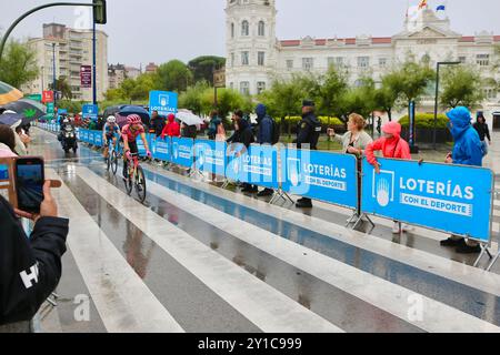 Radfahrer, die in der 17. Etappe der Vuelta de Espana im Regen in der Plaza de Italia Santander Cantabria Spanien Europa am 4. September 2024 antreten Stockfoto