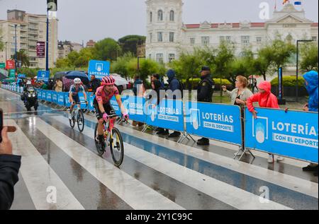 Radfahrer, die in der 17. Etappe der Vuelta de Espana im Regen in der Plaza de Italia Santander Cantabria Spanien Europa am 4. September 2024 antreten Stockfoto