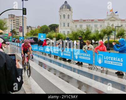 Radfahrer, die in der 17. Etappe der Vuelta de Espana im Regen in der Plaza de Italia Santander Cantabria Spanien Europa am 4. September 2024 antreten Stockfoto