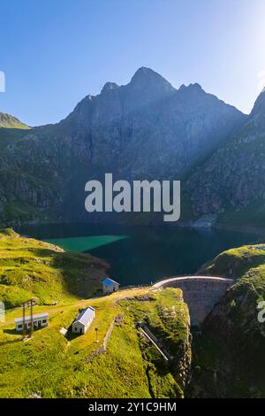 Blick aus der Vogelperspektive auf den Berg Aga und den Lago del Diavolo im Sommer. Carona, Val Brembana, Alpi Orobie, Bergamo, Provinz Bergamo, Lombardei, Italien, Europa. Stockfoto