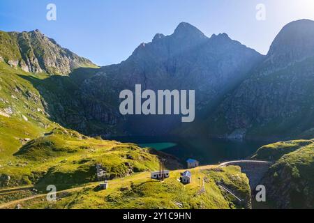 Blick aus der Vogelperspektive auf den Berg Aga und den Lago del Diavolo im Sommer. Carona, Val Brembana, Alpi Orobie, Bergamo, Provinz Bergamo, Lombardei, Italien, Europa. Stockfoto