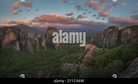 Panoramablick auf Kalambaka und Meteora Felsformationen Stockfoto