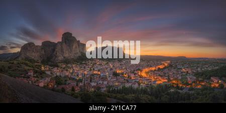 Blick auf die Skyline von Meteora und Kastraki bei Sonnenaufgang in Griechenland Stockfoto
