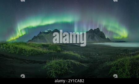 Nordlichter Über Dem Vestrahorn Mountain, Stokksnes, Island Stockfoto