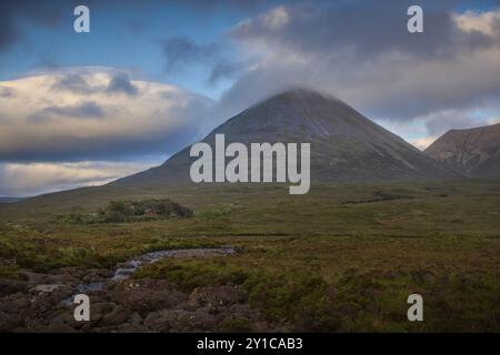 Steinbrücke über den Sligachan River mit dramatischer Landschaft im Hochland Stockfoto