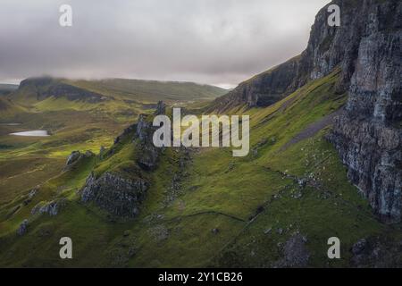 Drohnenblick auf die Quiraing Berge im Juni Stockfoto