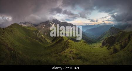 Giau Pass mit Panoramablick auf die nebelige Berglandschaft Stockfoto