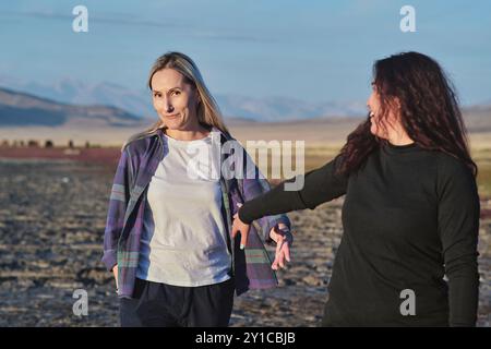 Zwei Frauen, die in der Natur laufen. Stockfoto