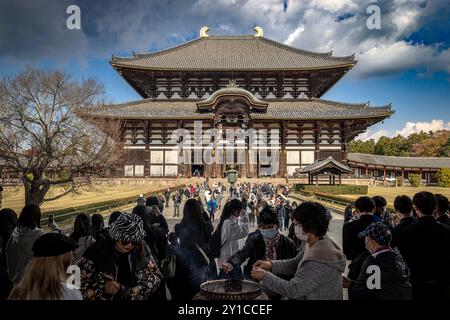 Touristen verbrennen Räucherstäbchen im todaiji-Tempel in nara, japan Stockfoto