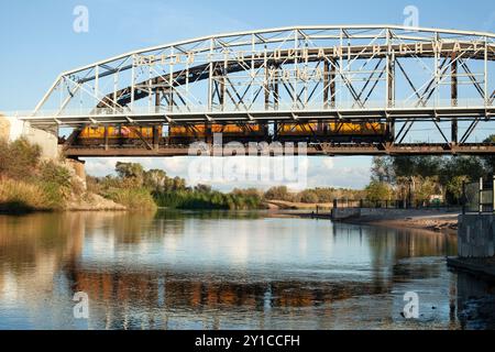 Ein Zug überquert den Colorado River in Yuma, Arizona Stockfoto