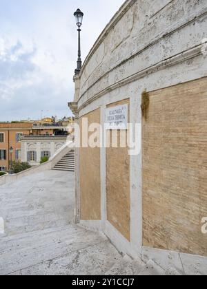 Antike spanische Treppe mit Strassenlaterne und Stadtbild. Stockfoto