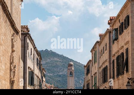 Dubrovnik Glockenturm auf dem Luza-Platz am Ende der Stradun, Hauptstraße der Altstadt in Dubrovnik, Republik Kroatien Stockfoto