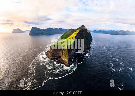 KALLUR Leuchtturm auf Klippen, die von Wellen gewaschen werden Stockfoto