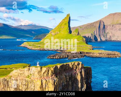 Tindholmur Insel im Sommer, Färöer Inseln Stockfoto