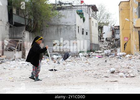 Antakya, Turkiye. April 2023. Ein Anschein von Leben in der türkischen Stadt Antakya inmitten der Trümmer und Zerstörungen, die durch das Erdbeben der Stärke 7,8 verursacht wurden, das Turkije und Syrien am 6. Februar 2023 heimsuchte. Zehn Provinzen waren von dem Beben und seinen Nachbeben in Turkiye betroffen, wobei die Stadt Antakya und die umliegende Provinz Hatay zu den am stärksten betroffenen Gebieten zählten Stockfoto