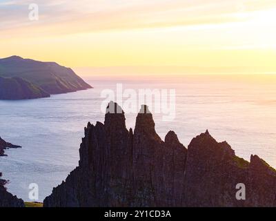 Scharfe Felsspitzen von Klippen bei Sonnenuntergang Stockfoto