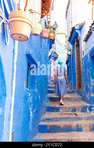 Charmante Frau auf den blauen Stufen von Chefchaouen Stockfoto