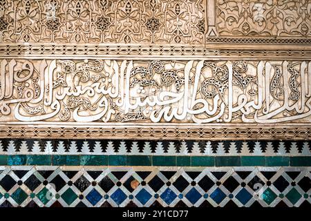 Arabische Schrift an den Wänden eines alten Palastes, Fes Stockfoto