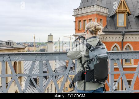 Der Fotograf fotografiert das Stadtbild von der Eisenbrücke aus Stockfoto