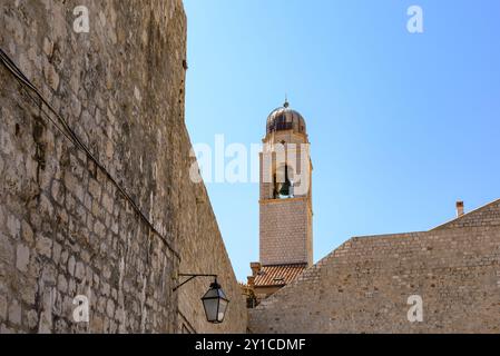 Dubrovnik Glockenturm auf dem Luza-Platz am Ende der Stradun, Hauptstraße der Altstadt in Dubrovnik, Republik Kroatien Stockfoto