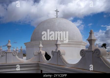 Die Kuppel der San Xavier Mission in Tucson Stockfoto