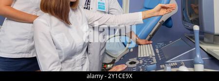 Medizinische Fachkräfte kommen zusammen, um Ultraschallergebnisse zu analysieren und zu diskutieren, wobei der Schwerpunkt auf diagnostischen Erkenntnissen und Verbesserungen der Patientengesundheit in einer kollabora liegt Stockfoto