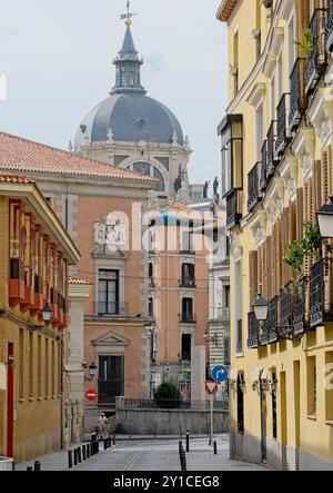 Turm der Almudena Kathedrale im Sommer Madrid Stockfoto