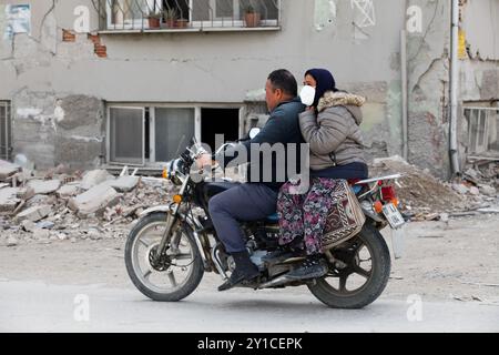 Antakya, Turkiye. April 2023. Ein Anschein von Leben in der türkischen Stadt Antakya inmitten der Trümmer und Zerstörungen, die durch das Erdbeben der Stärke 7,8 verursacht wurden, das Turkije und Syrien am 6. Februar 2023 heimsuchte. Zehn Provinzen waren von dem Beben und seinen Nachbeben in Turkiye betroffen, wobei die Stadt Antakya und die umliegende Provinz Hatay zu den am stärksten betroffenen Gebieten zählten Stockfoto