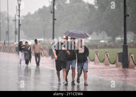 Neu-Delhi, Indien. September 2024. NEW DELHI, INDIEN – 5. SEPTEMBER: Menschen, die unter der dunklen Wolke beim schweren Regen am India Gate am 5. September 2024 in New Delhi, Indien, spazieren. (Foto: Sanchit Khanna/Hindustan Times/SIPA USA) Credit: SIPA USA/Alamy Live News Stockfoto