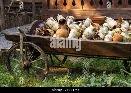 Ukrainische Vasen, Töpfe, Krüge, Krüge mit traditionellen dekorativen Mustern. Stockfoto