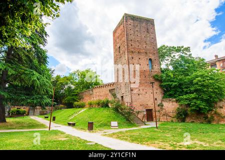 ROVIGO, ITALIEN – 13. JUNI 2024: Torre Donà in Rovigo. Dieser historische Turm, Teil der mittelalterlichen Befestigungsanlagen der Stadt, bietet einen Einblick in Rovigos A Stockfoto