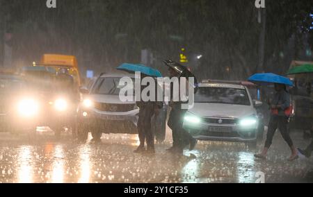 Neu-Delhi, Indien. September 2024. NEW DELHI, INDIEN – 5. SEPTEMBER: Menschen, die unter der dunklen Wolke beim schweren Regen am Connaught Place am 5. September 2024 in New Delhi, Indien, spazieren. (Foto: Raj K Raj/Hindustan Times/SIPA USA) Credit: SIPA USA/Alamy Live News Stockfoto