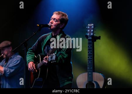 MICHAEL HEAD & THE RED ELASTIC BAND, KONZERT, 2024: Michael Head (ex Shack and Pale Fountains) von Michael Head & The Red Elastic Band spielen auf der ummauerten Gartenbühne. Tag 3 des Green man Festivals 2024 im Glanusk Park, Brecon, Wales am 18. August 2024. Foto: Rob Watkins. INFO: Michael Head & The Red Elastic Band ist eine britische Indie-Band unter der Leitung des Singer-Songwriters Michael Head. Die 2013 gegründete Band ist für ihren melodischen, volkstümlichen Sound bekannt. Die Band verbindet herzliche Texte mit einer reichhaltigen Instrumentierung und kreiert Songs, die Themen Liebe, Verlust und Erlösung thematisieren. Stockfoto