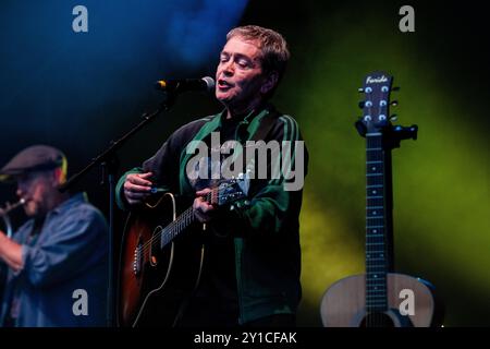 MICHAEL HEAD & THE RED ELASTIC BAND, KONZERT, 2024: Michael Head (ex Shack and Pale Fountains) von Michael Head & The Red Elastic Band spielen auf der ummauerten Gartenbühne. Tag 3 des Green man Festivals 2024 im Glanusk Park, Brecon, Wales am 18. August 2024. Foto: Rob Watkins. INFO: Michael Head & The Red Elastic Band ist eine britische Indie-Band unter der Leitung des Singer-Songwriters Michael Head. Die 2013 gegründete Band ist für ihren melodischen, volkstümlichen Sound bekannt. Die Band verbindet herzliche Texte mit einer reichhaltigen Instrumentierung und kreiert Songs, die Themen Liebe, Verlust und Erlösung thematisieren. Stockfoto