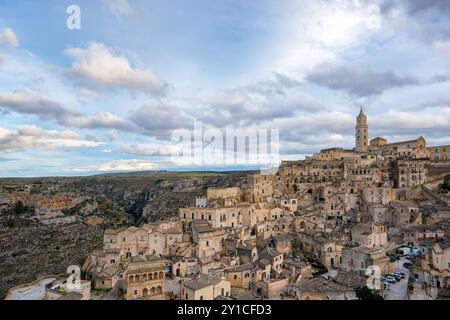 Matera Blick auf die antike Stadt mit Dom-Turm bei Sonnenuntergang, in Italien Stockfoto