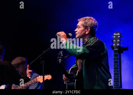 MICHAEL HEAD & THE RED ELASTIC BAND, KONZERT, 2024: Michael Head (ex Shack and Pale Fountains) von Michael Head & The Red Elastic Band spielen auf der ummauerten Gartenbühne. Tag 3 des Green man Festivals 2024 im Glanusk Park, Brecon, Wales am 18. August 2024. Foto: Rob Watkins. INFO: Michael Head & The Red Elastic Band ist eine britische Indie-Band unter der Leitung des Singer-Songwriters Michael Head. Die 2013 gegründete Band ist für ihren melodischen, volkstümlichen Sound bekannt. Die Band verbindet herzliche Texte mit einer reichhaltigen Instrumentierung und kreiert Songs, die Themen Liebe, Verlust und Erlösung thematisieren. Stockfoto