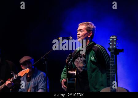 MICHAEL HEAD & THE RED ELASTIC BAND, KONZERT, 2024: Michael Head (ex Shack and Pale Fountains) von Michael Head & The Red Elastic Band spielen auf der ummauerten Gartenbühne. Tag 3 des Green man Festivals 2024 im Glanusk Park, Brecon, Wales am 18. August 2024. Foto: Rob Watkins. INFO: Michael Head & The Red Elastic Band ist eine britische Indie-Band unter der Leitung des Singer-Songwriters Michael Head. Die 2013 gegründete Band ist für ihren melodischen, volkstümlichen Sound bekannt. Die Band verbindet herzliche Texte mit einer reichhaltigen Instrumentierung und kreiert Songs, die Themen Liebe, Verlust und Erlösung thematisieren. Stockfoto