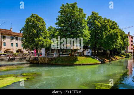 TREVISO, ITALIEN – 13. JUNI 2024: Isola della Pescheria in Treviso. Auf dieser kleinen Insel am Fluss Sile befindet sich der historische Fischmarkt der Stadt, Stockfoto