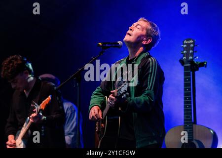 MICHAEL HEAD & THE RED ELASTIC BAND, KONZERT, 2024: Michael Head (ex Shack and Pale Fountains) von Michael Head & The Red Elastic Band spielen auf der ummauerten Gartenbühne. Tag 3 des Green man Festivals 2024 im Glanusk Park, Brecon, Wales am 18. August 2024. Foto: Rob Watkins. INFO: Michael Head & The Red Elastic Band ist eine britische Indie-Band unter der Leitung des Singer-Songwriters Michael Head. Die 2013 gegründete Band ist für ihren melodischen, volkstümlichen Sound bekannt. Die Band verbindet herzliche Texte mit einer reichhaltigen Instrumentierung und kreiert Songs, die Themen Liebe, Verlust und Erlösung thematisieren. Stockfoto