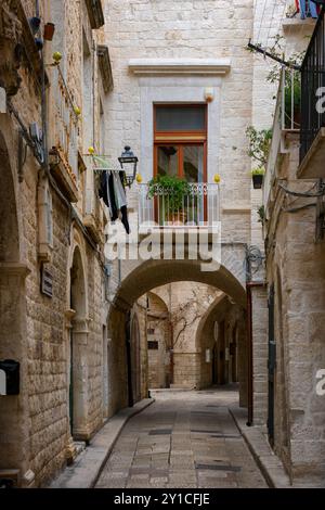 Traditionelle antike Straßenhäuser des italienischen Dorfes Giovinazzo Stockfoto