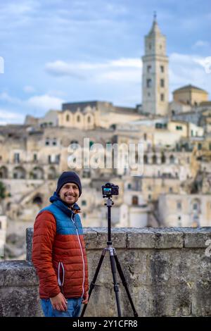 Mann Fotograf, der in die Kamera schaut und lächelt in Matera, Italien Stockfoto