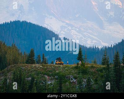 Gelber Überlandwagen, der auf einer Klippe in der Nähe des Mt. Rainier, Washington Stockfoto