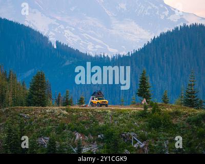 Gelber Überlandwagen, der auf einer Klippe in der Nähe des Mt. Rainier, Washington Stockfoto