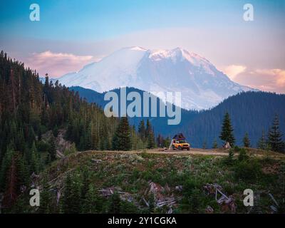 Gelber Überlandwagen, der auf einer Klippe in der Nähe des Mt. Rainier, Washington Stockfoto