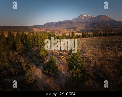 Gelber Überlandwagen, der in der Nähe des Mt. Shasta, Kalifornien Stockfoto