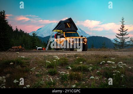 Gelber Überlandwagen, der auf einer Klippe in der Nähe des Mt. Rainier, Washington Stockfoto