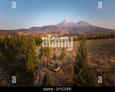 Gelber Überlandwagen, der in der Nähe des Mt. Shasta, Kalifornien Stockfoto