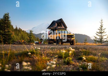 Gelber Überlandwagen, der auf einer Klippe in der Nähe des Mt. Rainier, Washington Stockfoto