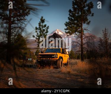 Gelber Überlandwagen, der in der Nähe des Mt. Shasta, Kalifornien Stockfoto