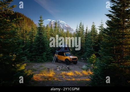 Gelber Überlandwagen, der auf einer Klippe in der Nähe des Mt. Rainier, Washington Stockfoto